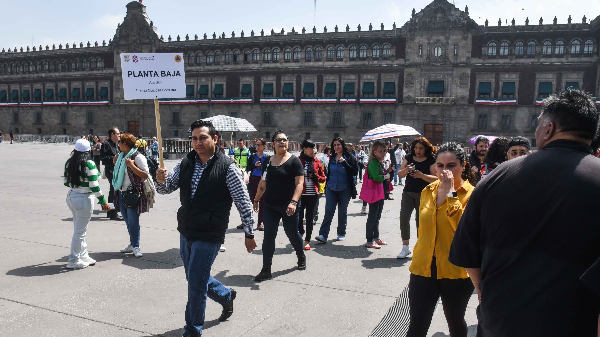 Personas haciendo simulacro de sismos en el Zócalo de la Ciudad de México. Personas haciendo simulacro de sismos en el Zócalo de la Ciudad de México.