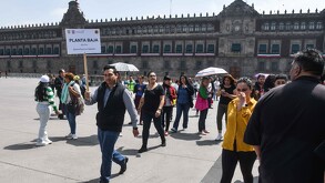 Personas haciendo simulacro de sismos en el Zócalo de la Ciudad de México.