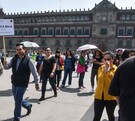 Personas haciendo simulacro de sismos en el Zócalo de la Ciudad de México.