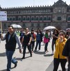 Personas haciendo simulacro de sismos en el Zócalo de la Ciudad de México.