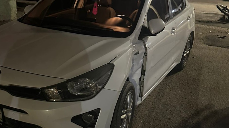 Auto chocado por una motocicleta durante accidente en Gómez Palacio Auto chocado por una motocicleta durante accidente en Gómez Palacio