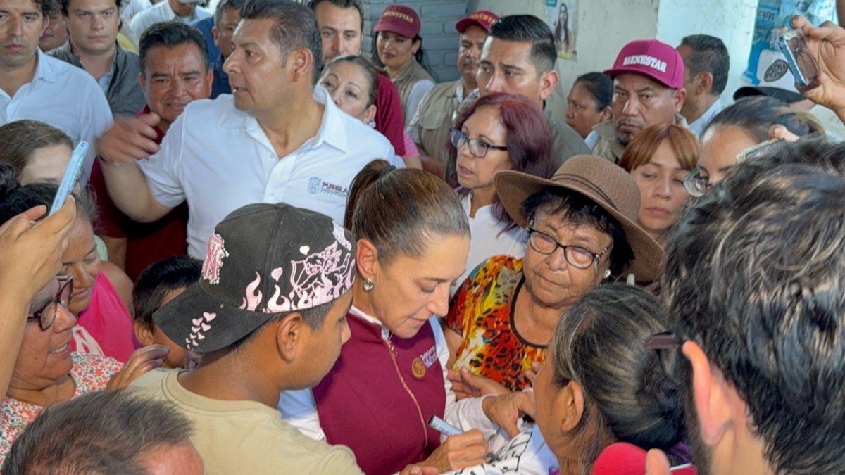 Presidenta Claudia Sheinbaum en su visita a la zona de damnificados en Xicotepec, Puebla, por las fuertes lluvias en la Sierra Norte.