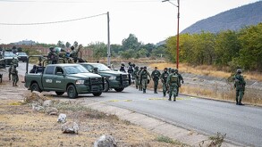 Ejército Mexicano obstruyendo el paso en unas de las carreteras de Sinaloa.
