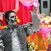 Hombre vestido de catrín que se encuentra presentando una de las ofrendas que participan en el corredor de ofrendas en Puebla. Hombre vestido de catrín que se encuentra presentando una de las ofrendas que participan en el corredor de ofrendas en Puebla.