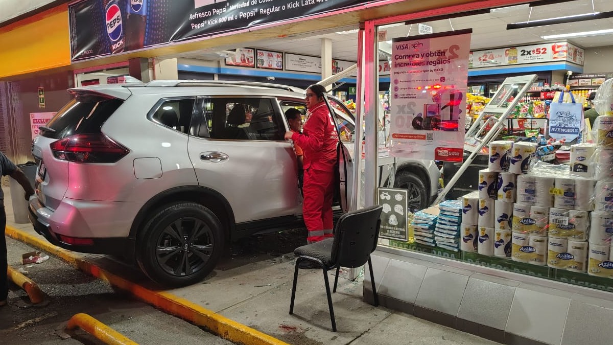 Mujer estampada contra tienda de conveniencia, acabando prensada y atendida por paramédicos. Mujer estampada contra tienda de conveniencia, acabando prensada y atendida por paramédicos.