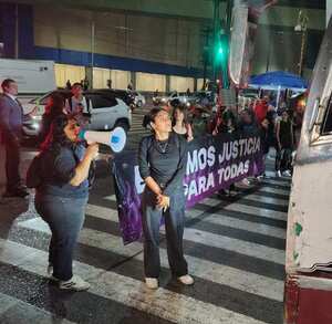 Las participantes en la manifestación llevaban pancartas Las participantes en la manifestación llevaban pancartas