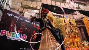 una mujer caracterizada de catrina en la presentación del festival la muerte es un sueño