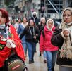 dos mujeres abrigadas tomando una bebida caliente por un frente frío en méxico dos mujeres abrigadas tomando una bebida caliente por un frente frío en méxico