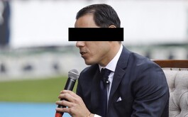 Omar Bravo con los ojos cubiertos durante una entrevista. Al fondo se ve una cancha.