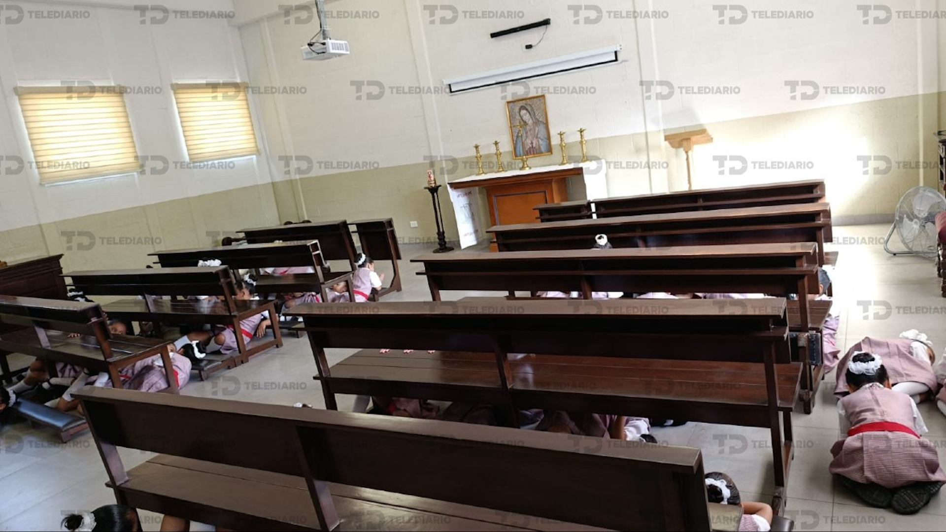En algunos videos que se difundieron en redes sociales se aprecia a los niños tirados en el piso al interior de los salones de clases para protegerse.