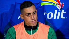 Rogelio Funes Mori en la banca de León durante un partido de Liga MX.
