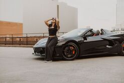 Sara Ángel junto a un vehículo negro para promocionar su lanzamiento musical