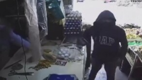 Hombre asaltando con un arma a mujer en verdulería de Xochimilco.