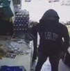 Hombre asaltando con un arma a mujer en verdulería de Xochimilco.