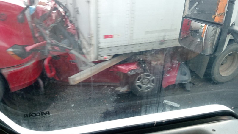 Coche aplastado tras accidente en carretera de Veracruz. Coche aplastado tras accidente en carretera de Veracruz.