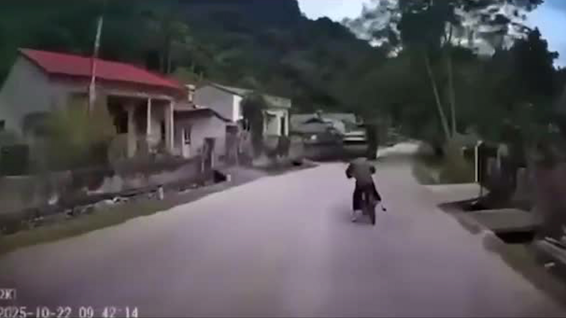 Un adulto mayor perdió el control de su bicicleta y al caer a la carretera fue atropellado por un camión.