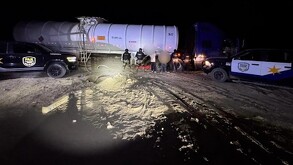 En el lugar, las autoridades aseguraron una pipa conectada directamente a un ducto de Petróleos Mexicanos (PEMEX).