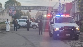 Patrullas y policías indagan escena de un crimen en la colonia Tilostoc de Puebla.