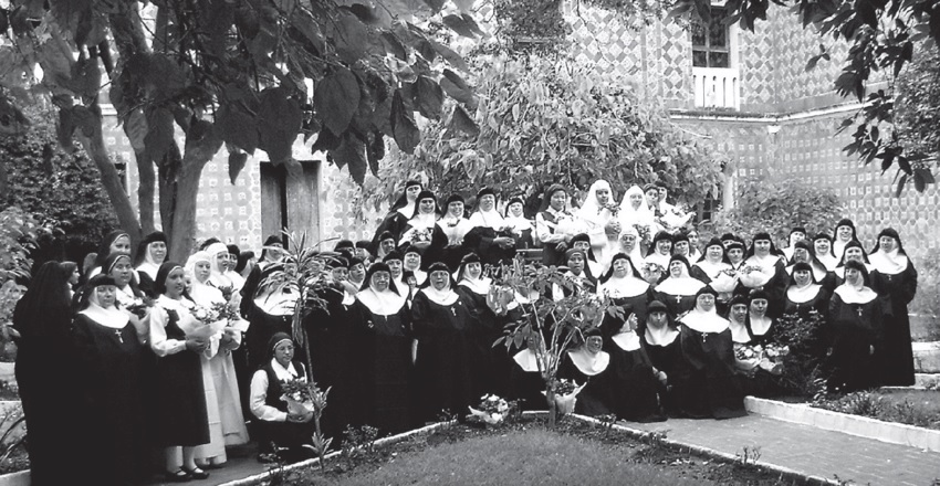 Monjas posando para una foto desde el exconvento de Santa Mónica en Puebla.
