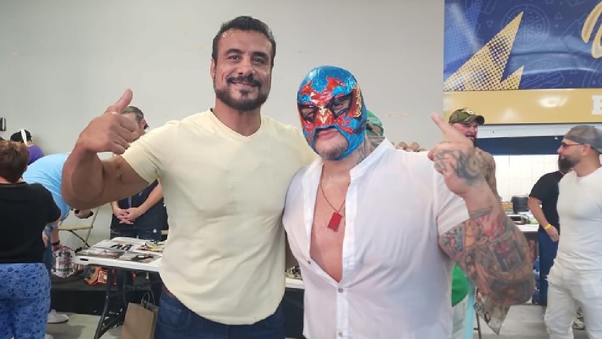 En la imagen aparece Alberto del Río junto a su hermano Memo Montenegro, ambos aparecen haciendo una pose y uno de ellos tiene una máscara en la cara. En la imagen aparece Alberto del Río junto a su hermano Memo Montenegro, ambos aparecen haciendo una pose y uno de ellos tiene una máscara en la cara.