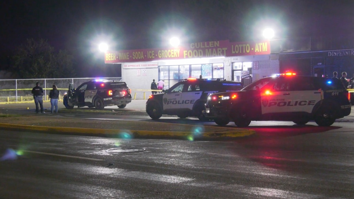 Patrullas de policías de Texas de noche y en la escena en donde dos mujeres fueron arrolladas y murieron. Patrullas de policías de Texas de noche y en la escena en donde dos mujeres fueron arrolladas y murieron.