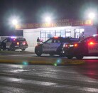 Patrullas de policías de Texas de noche y en la escena en donde dos mujeres fueron arrolladas y murieron.