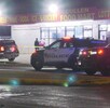 Patrullas de policías de Texas de noche y en la escena en donde dos mujeres fueron arrolladas y murieron. Patrullas de policías de Texas de noche y en la escena en donde dos mujeres fueron arrolladas y murieron.