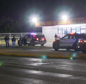 Patrullas de policías de Texas de noche y en la escena en donde dos mujeres fueron arrolladas y murieron.