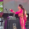 En la imagen se puede ver a Ana Bárbara con una vestimenta de charro en color rosa fiusha y con la cara enojada al intentar cantar con su micrófono descompuesto En la imagen se puede ver a Ana Bárbara con una vestimenta de charro en color rosa fiusha y con la cara enojada al intentar cantar con su micrófono descompuesto