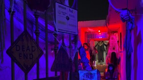 Familia regia decora su casa para Halloween en Monterrey
