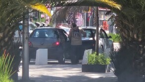 Hombre aborda un vehículo Ford Ka negro tras escapar de un asalto en la Avenida Juárez.