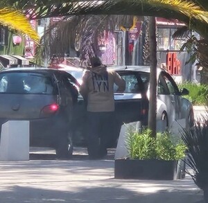 Hombre aborda un vehículo Ford Ka negro tras escapar de un asalto en la Avenida Juárez.
