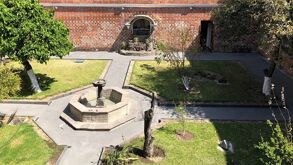 Patio con una fuente en el exconvento de Santa Mónica en Puebla.