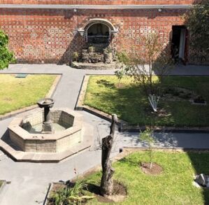 Patio con una fuente en el exconvento de Santa Mónica en Puebla.