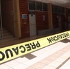 Primer plano de una cinta de seguridad amarilla con la palabra  Primer plano de una cinta de seguridad amarilla con la palabra