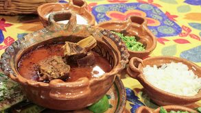 Platillo con carne y caldo denominado Mole de Caderas en Puebla capital.