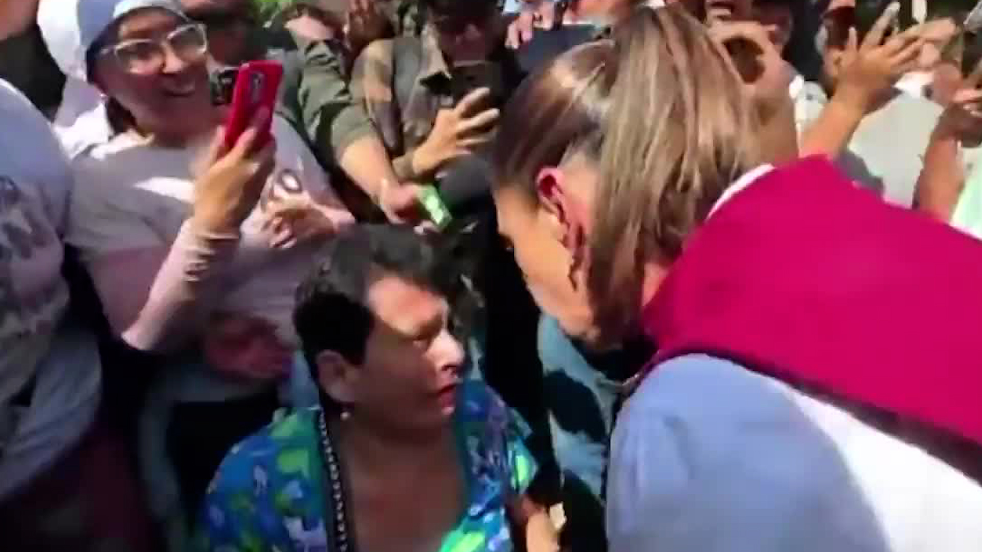 La ciudadana en silla de ruedas acusó a Rocío Nahle con la presidenta de no cumplir con el poyo que le había prometido tras las inundaciones en el estado.