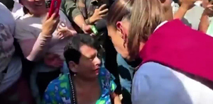 La ciudadana en silla de ruedas acusó a Rocío Nahle con la presidenta de no cumplir con el poyo que le había prometido tras las inundaciones en el estado.
