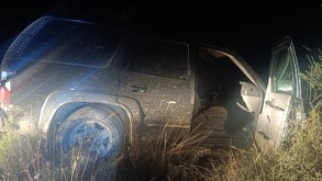 La camioneta Chevrolet Tahoe negra con placas del estado de Michoacán utilizada en el ataque en Dolores Hidalgo, fue encontrada entre hierbas y fue asegurada.