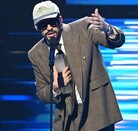 Bad Bunny vistiendo de gala recibieno el Premio Artista Latino en los Billboard 2025.