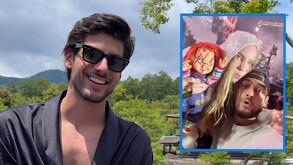 En la imagen se puede ver a César Echeverría con camisa negra y lentes oscuros, en la misma imagen se ve a Belinda con un shucky y con una gorra rosa