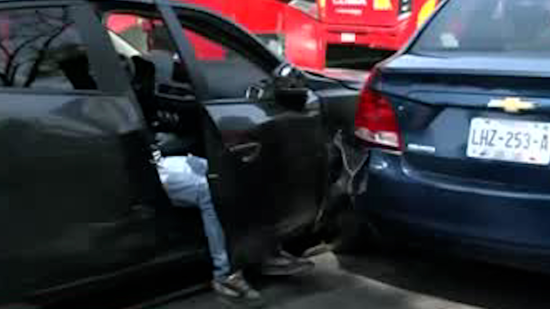 Cinco vehículos se vieron involucrado en el accidente causando un embotellamiento.