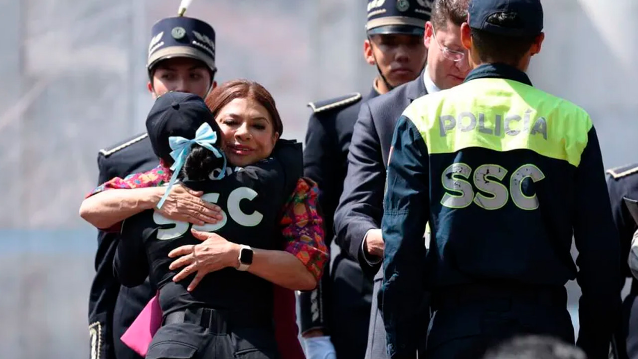 Clara Brugada encabezó la ceremonia de reconocimientos y ascensos a policías que participaron en operativos clave.