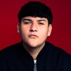 Víctor Mendivil Es un cantante de 20 años originario de Sonora,quien se ha dado a conocer por su versatilidad, incursionando en géneros como corridos tumbados. Víctor Mendivil Es un cantante de 20 años originario de Sonora,quien se ha dado a conocer por su versatilidad, incursionando en géneros como corridos tumbados.