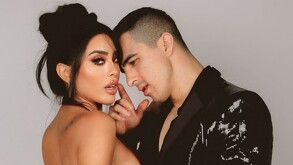 En la imagen aparecen Kim shantal y su novio, ambos con un atuendo negro