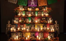 Típico altar de muertos mexicano que muestra ofrendas, fotografías y demás decoraciones