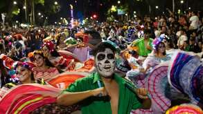 Miles de catrinas desfilan del Ángel de la Independencia al Zócalo capitalino