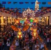 Durante las festividades del Día de Muertos en Tlaquepaque hay personas disfrazadas de catrinas y mariachis llevando alebrijes Durante las festividades del Día de Muertos en Tlaquepaque hay personas disfrazadas de catrinas y mariachis llevando alebrijes