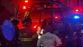 Doña Chelo fue rescata por un Elemento de Protección Civil de Monterrey y un policía municipal