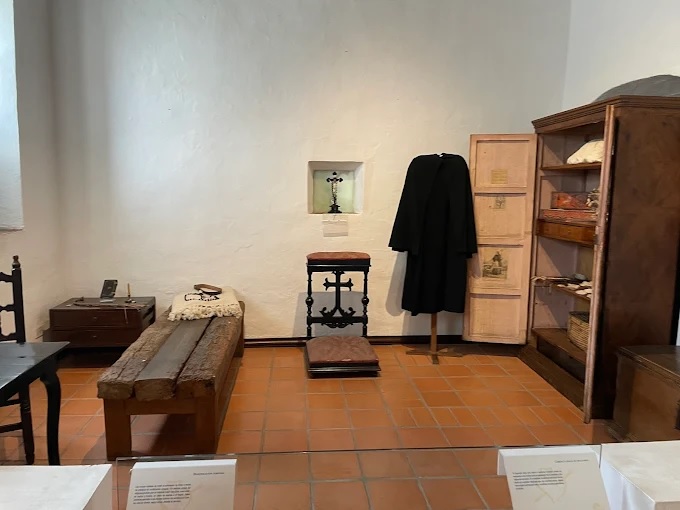 Dormitorio con pertenencias de una monja en un exconvento de Puebla.